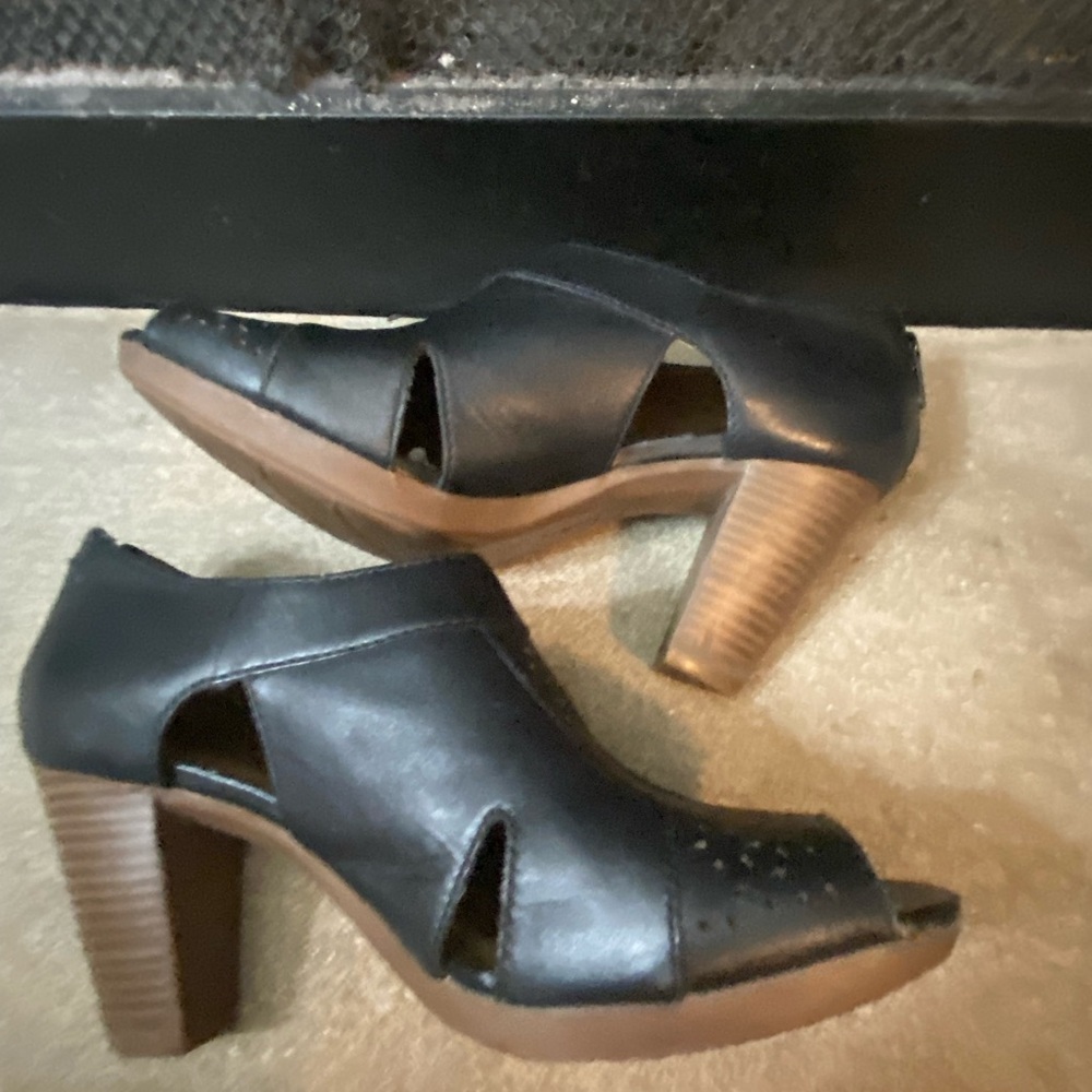 Clarks Chic Black Leather Women's Cutout Heels memory foam size 8 - Picture 3 of 10
